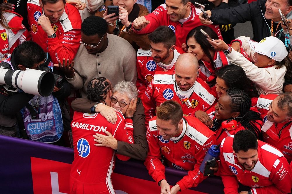 La nueva arma de Hamilton en 2026: llevar a su madre a las carreras.