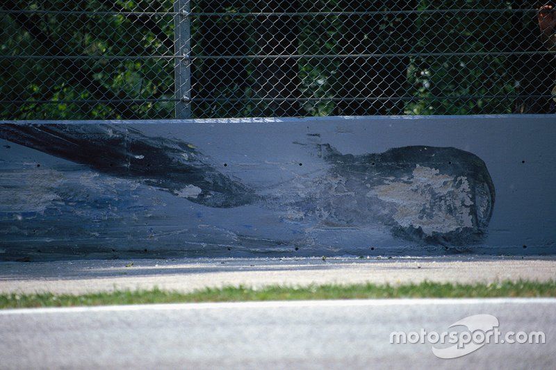 Marcas en el muro de la curva Tamburello, después del accidente fatal de Ayrton Senna.