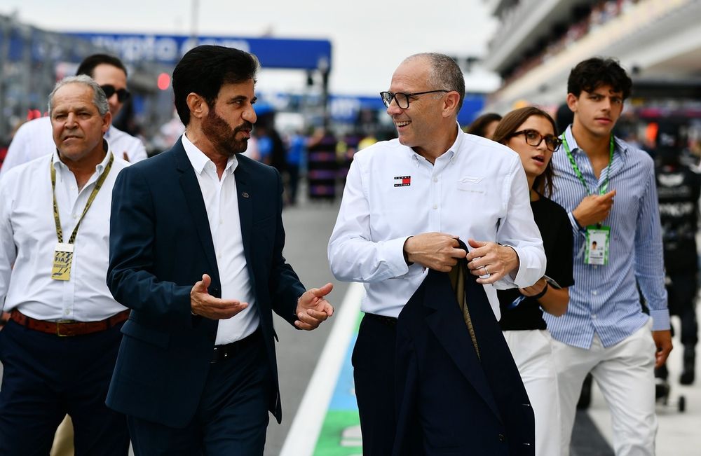 Mohammed ben Sulayem, presidente de la FIA, y Stefano Domenicali, CEO de Formula One Group