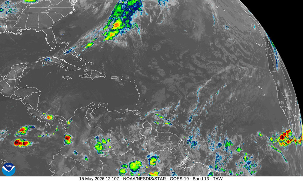 Esta imagen satelital infrarroja muestra la cuenca del Atlántico a las 8 am del viernes 15 de mayo de 2026. (NOAA/GOES-Este)