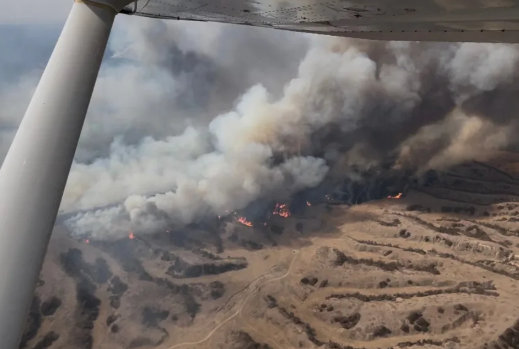 Esta imagen tomada de un video proporcionado por la Patrulla Estatal de Nebraska muestra el incendio Cottonwood Fire en el condado de Dawson, Nebraska, el 13 de marzo.