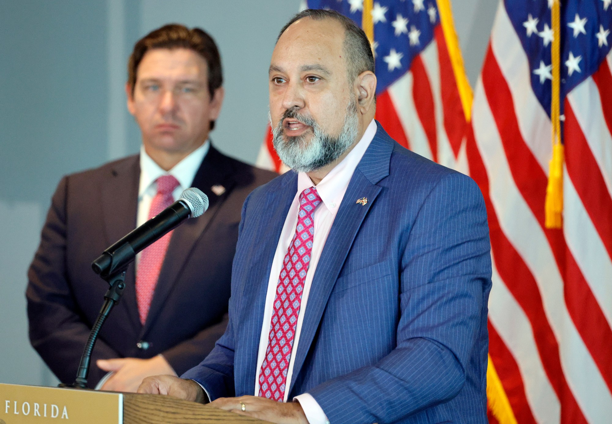 El rector del Sistema Universitario Estatal de Florida, Ray Rodrigues, fotografiado en junio de 2025 con el gobernador Ron DeSantis, mencionó la medida de eliminar la sociología del catálogo de educación general de las universidades públicas. (Amy Beth Bennett / Sentinel Solar del Sur de Florida)