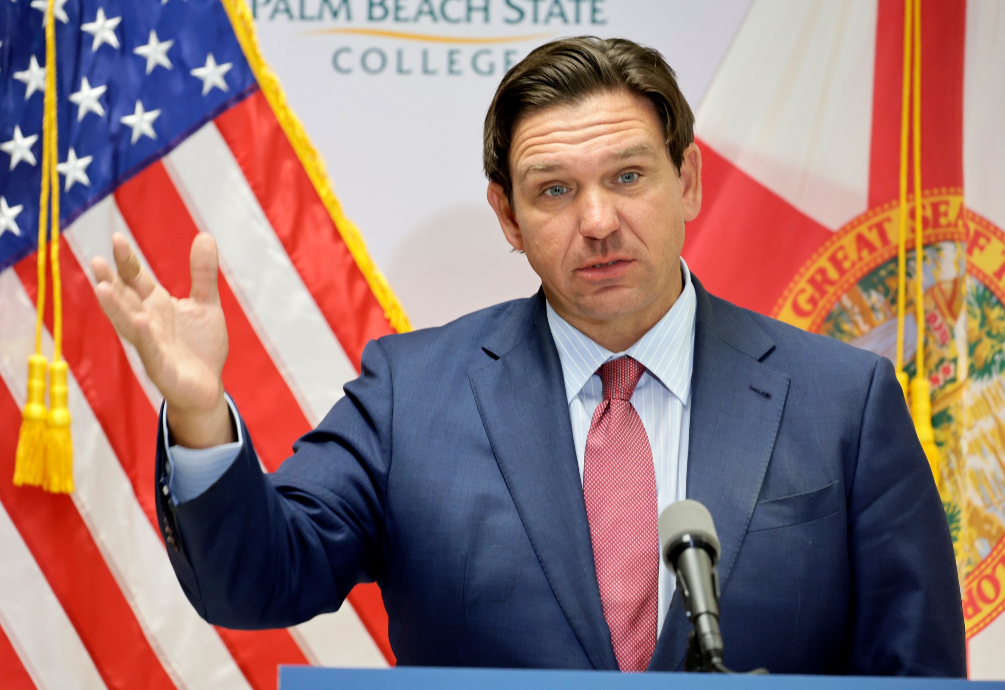 El gobernador Ron DeSantis habla durante una conferencia de prensa en Palm Beach State College en Lake Worth, el jueves 5 de febrero de 2026. Dice que firmará una medida que impondrá restricciones a la construcción de centros de datos masivos. (Archivo Carline Jean/Sun Sentinel del Sur de Florida)