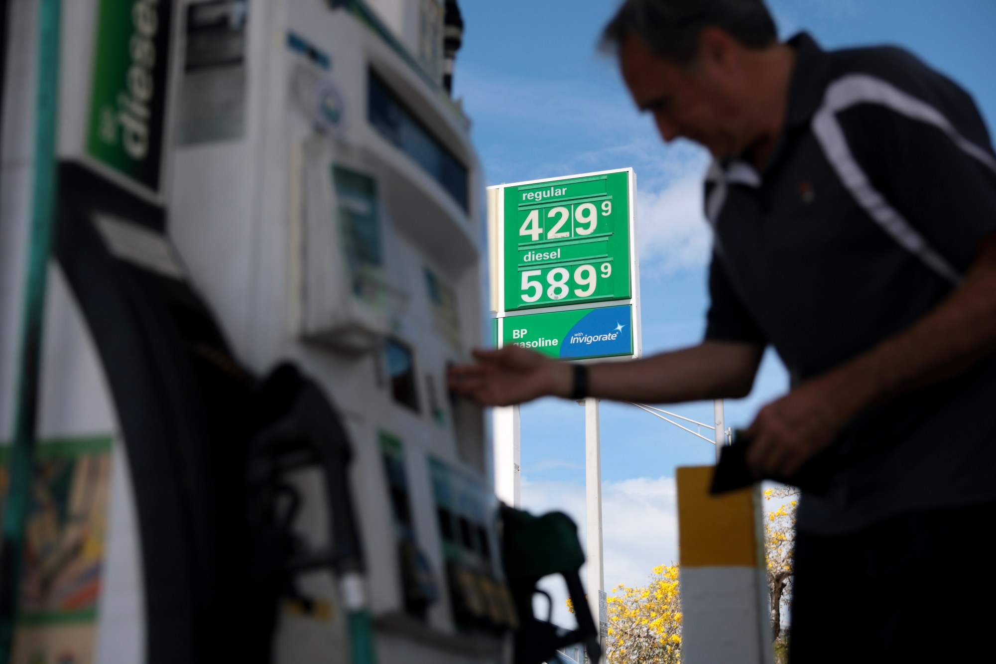 Carlos Ferré pone combustible a su vehículo en una gasolinera la semana pasada en Miami. (Joe Raedle/Getty Images)