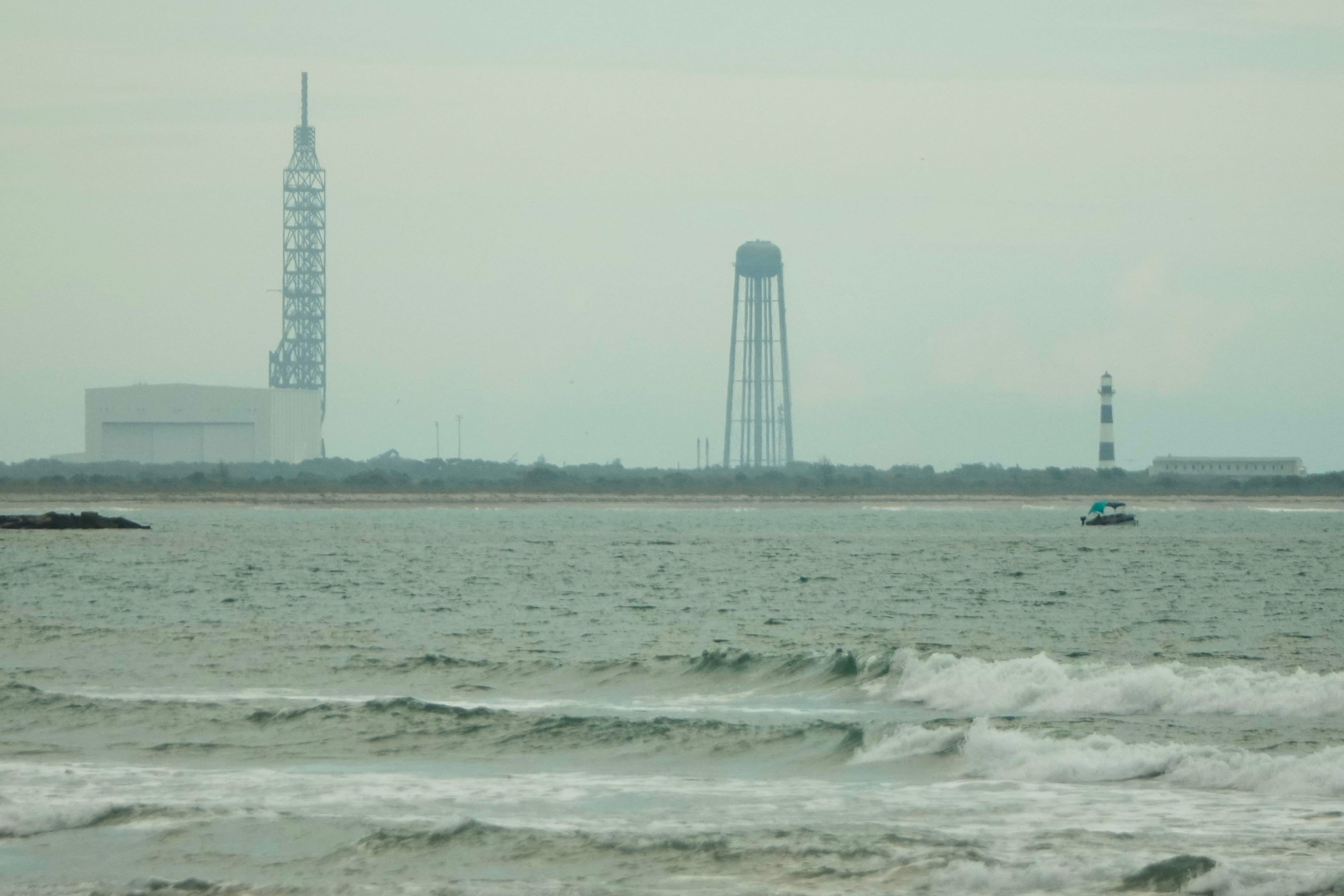 Se ven un pararrayos y una torre de agua carbonizada en la plataforma 36 después de la explosión del cohete Blue Origin New Glenn en la Estación de la Fuerza Espacial de Cabo Cañaveral, el viernes 29 de mayo de 2026, en Cabo Cañaveral, Florida (/John Raoux/AP)
