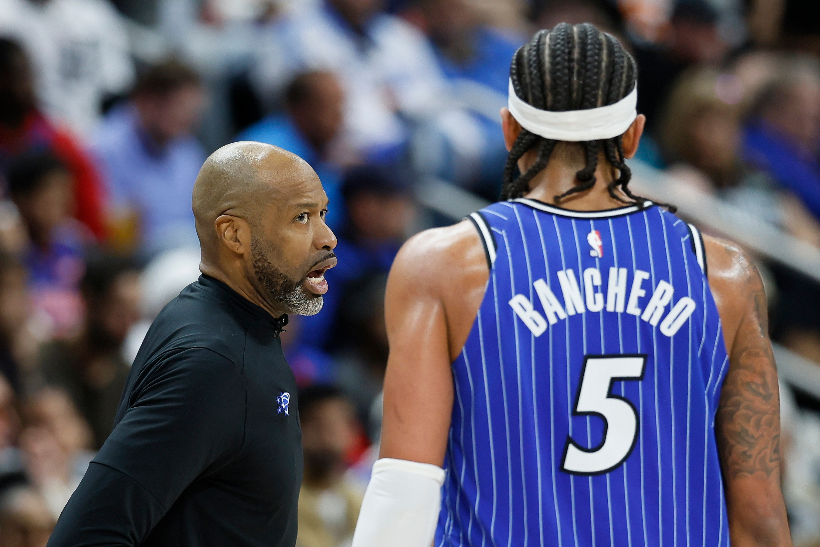 El entrenador en jefe del Orlando Magic, Jamahl Mosley, habla con el delantero Paolo...