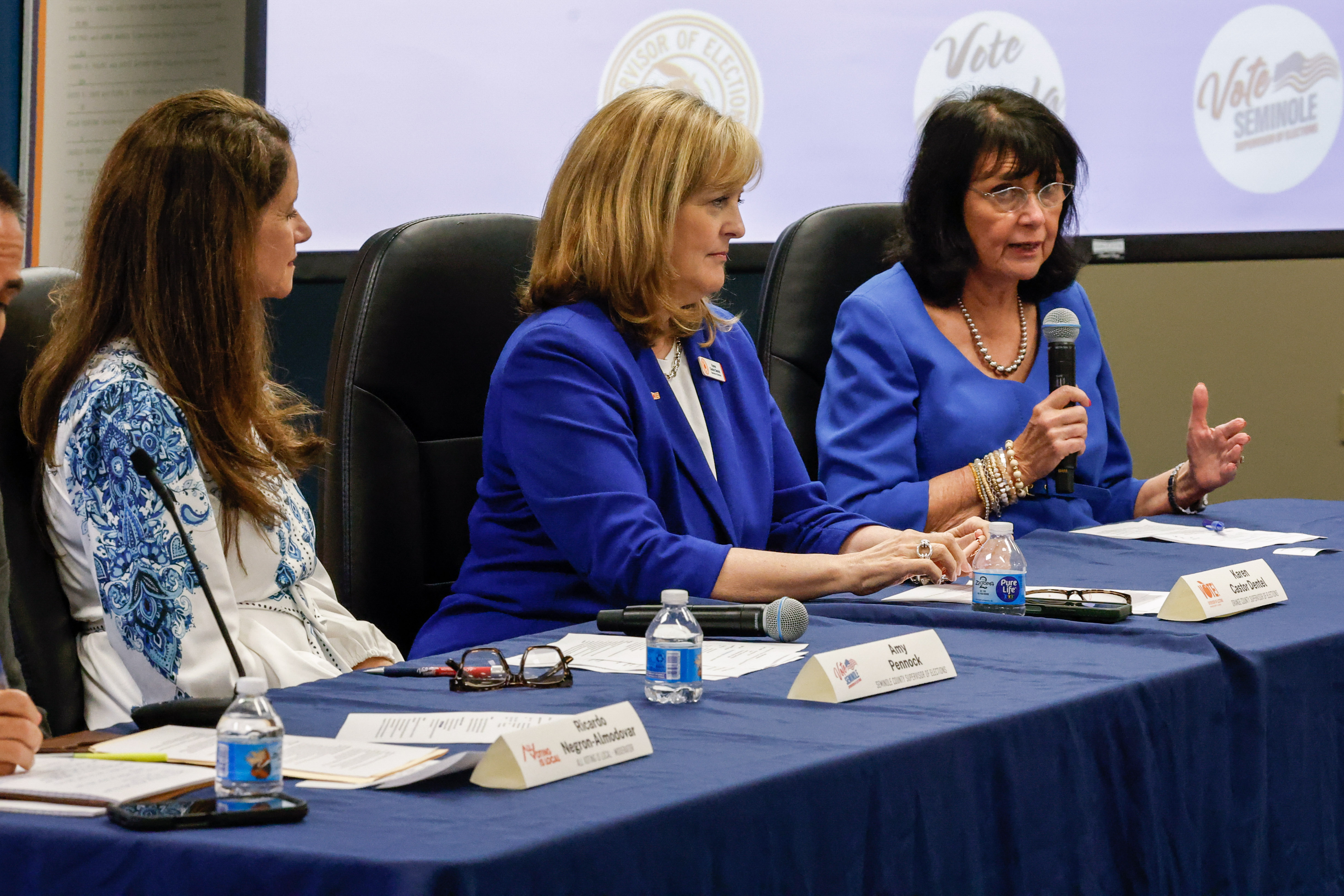 Tres Supervisores de Elecciones de Florida Central, de izquierda a derecha, Amy Pennock del Condado de Seminole, Karen Castor Dentel del Condado de Orange y Mary Jane Arrington del Condado de Osceola, analizan los preparativos que están haciendo para las elecciones de 2026 durante un panel de discusión el miércoles 6 de mayo de 2026 en la Oficina del Supervisor de Elecciones del Condado de Orange en Orlando. (Papa rico/Orlando Sentinel)