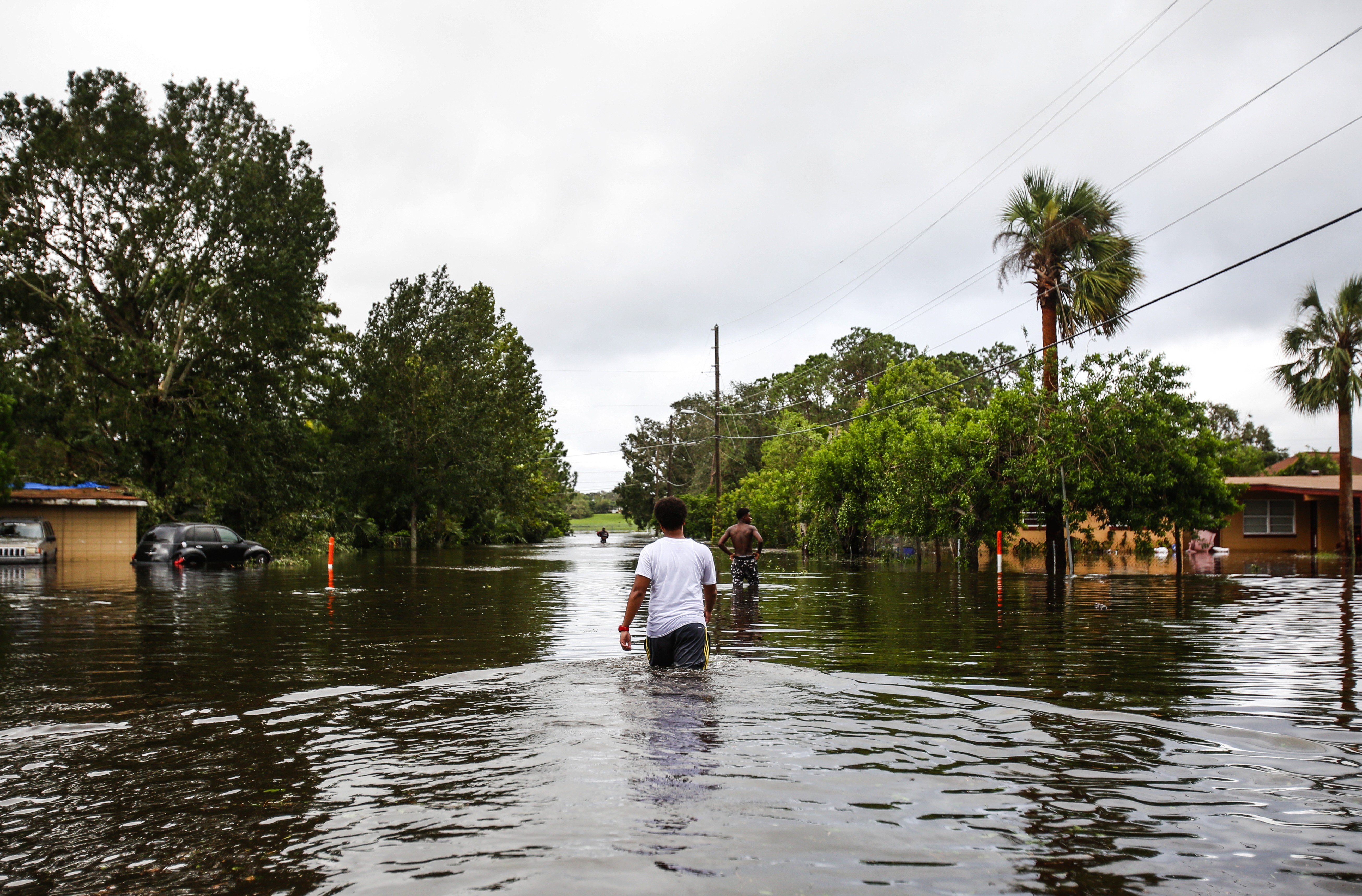 Ángel Garavito, de 15 años, camina entre las inundaciones en el vecindario de Orlo Vista en Orlando luego del huracán Irma en septiembre de 2017. (Archivo Orlando Sentinel)
