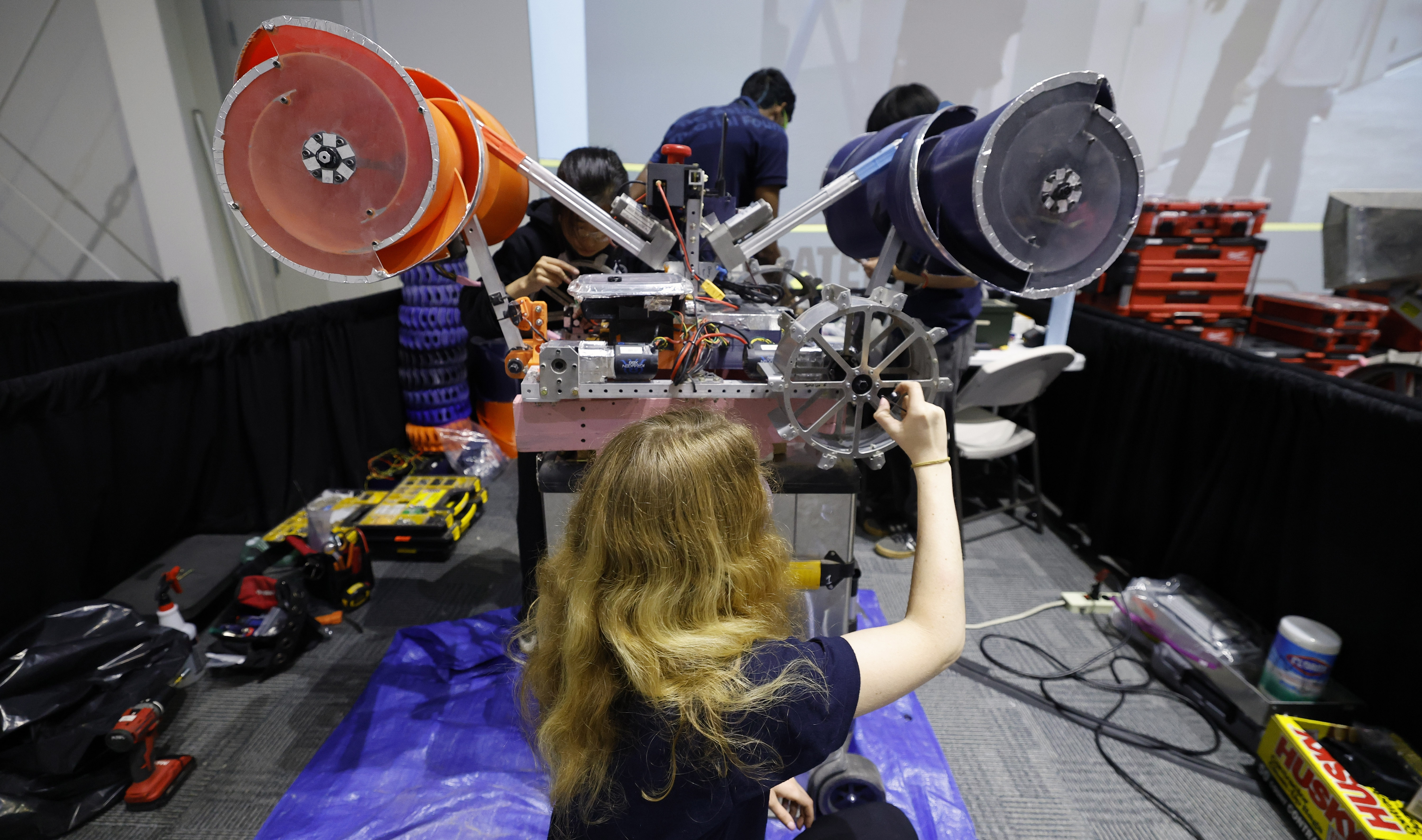 De izquierda a derecha, Nayeon Son y Taylor Levitas de la Universidad de Virginia trabajan en el robot Bruno de su equipo durante el Lunabotics Challenge en el Centro de Educación Espacial de la Astronauts Memorial Foundation, el miércoles 20 de mayo de 2026. (Ricardo Ramirez Buxeda/Orlando Sentinel)