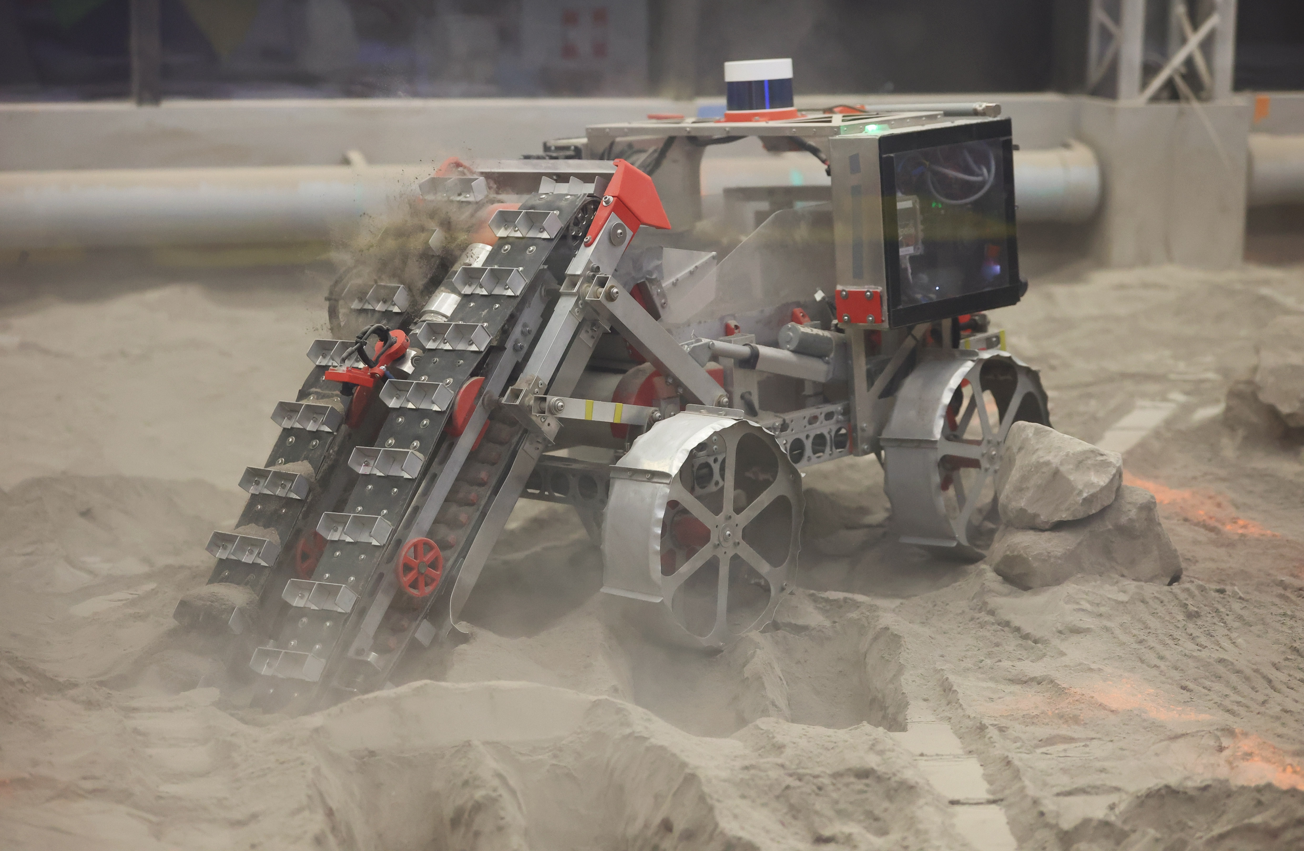 El robot de la Universidad de Alabama excava durante el Desafío Lunabotics en el Centro de Educación Espacial de la Astronauts Memorial Foundation, el miércoles 20 de mayo de 2026. (Ricardo Ramírez Buxeda/Orlando Sentinel)