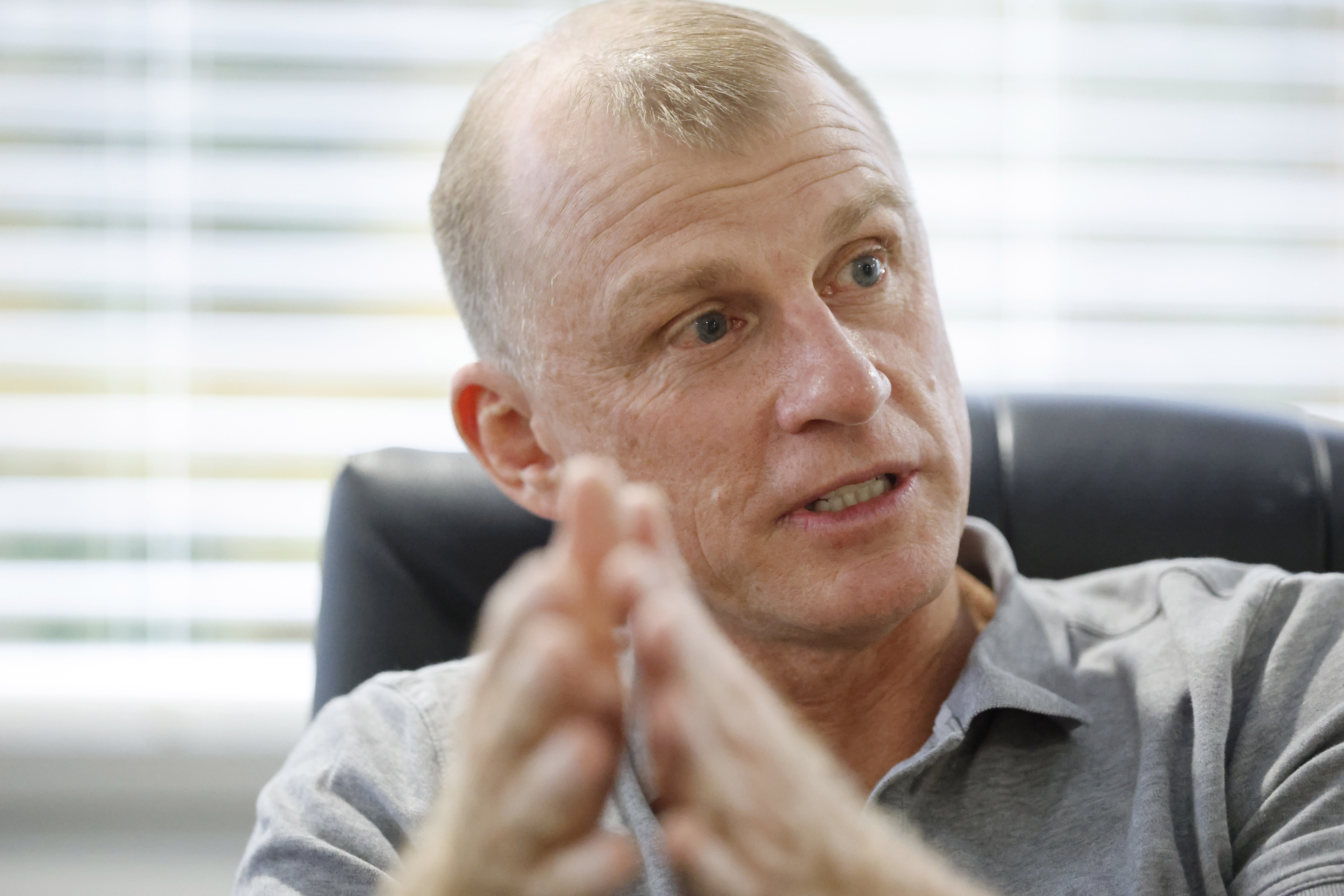 El asesor comunitario de la MLB de los Orlando Dreamers, David Eckstein, en su oficina del centro de Orlando, el jueves 21 de mayo de 2026. Eckstein es el Jugador Más Valioso de la Serie Mundial de la MLB 2006. (Ricardo Ramírez Buxeda/Orlando Sentinel)