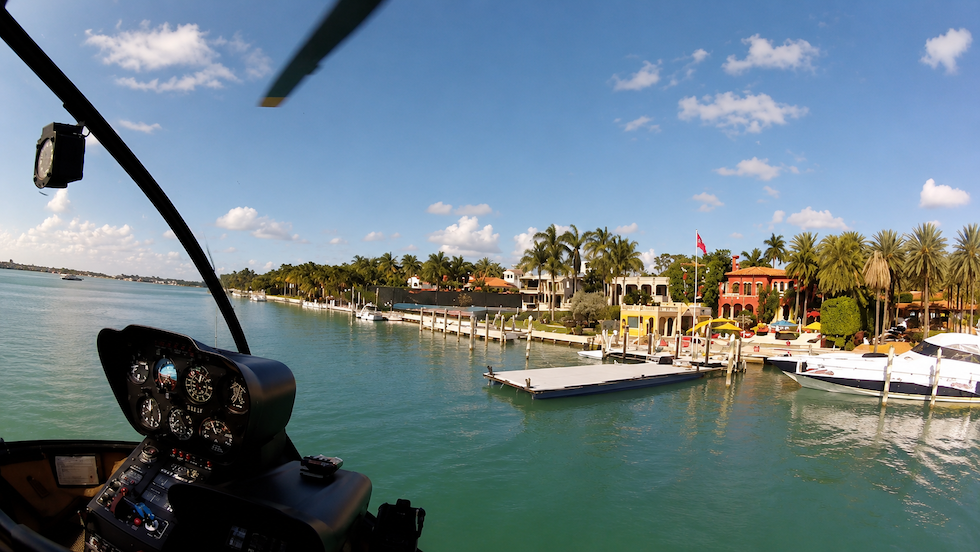 Vista desde un helicóptero sobre una zona residencial frente al agua en Miami.