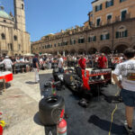 Dos mil personas se reúnen en una plaza en italia para escuchar el McLaren MP4/7 de Senna