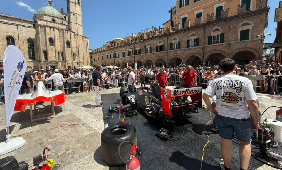 Dos mil personas se reúnen en una plaza en italia para escuchar el McLaren MP4/7 de Senna
