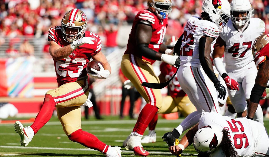 Christian McCaffrey impulsa a los 49ers ante los Cardinals con 4 TDs