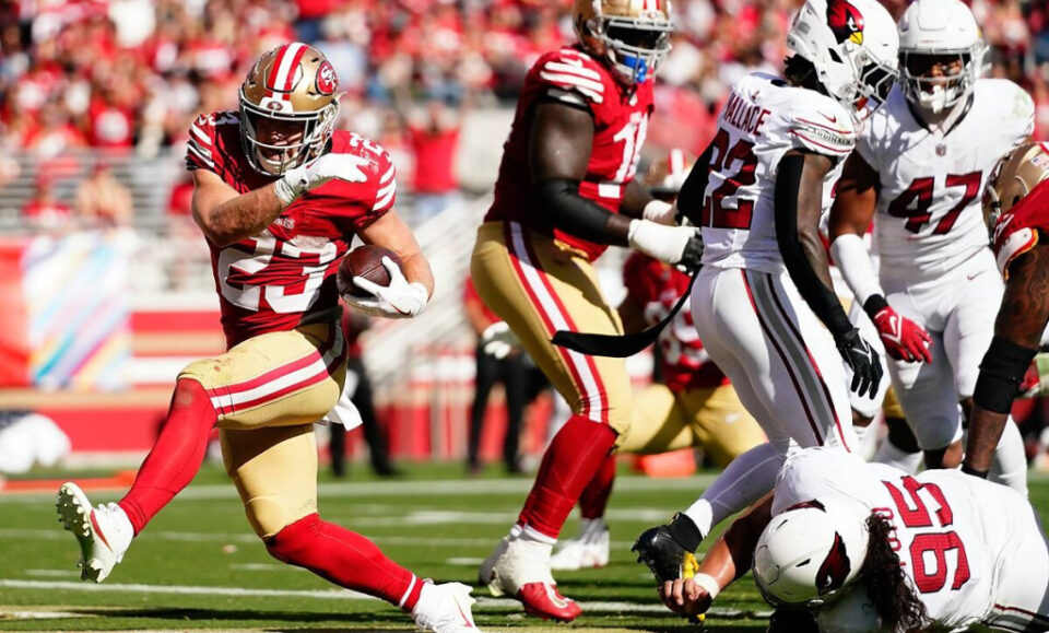 Christian McCaffrey impulsa a los 49ers ante los Cardinals con 4 TDs