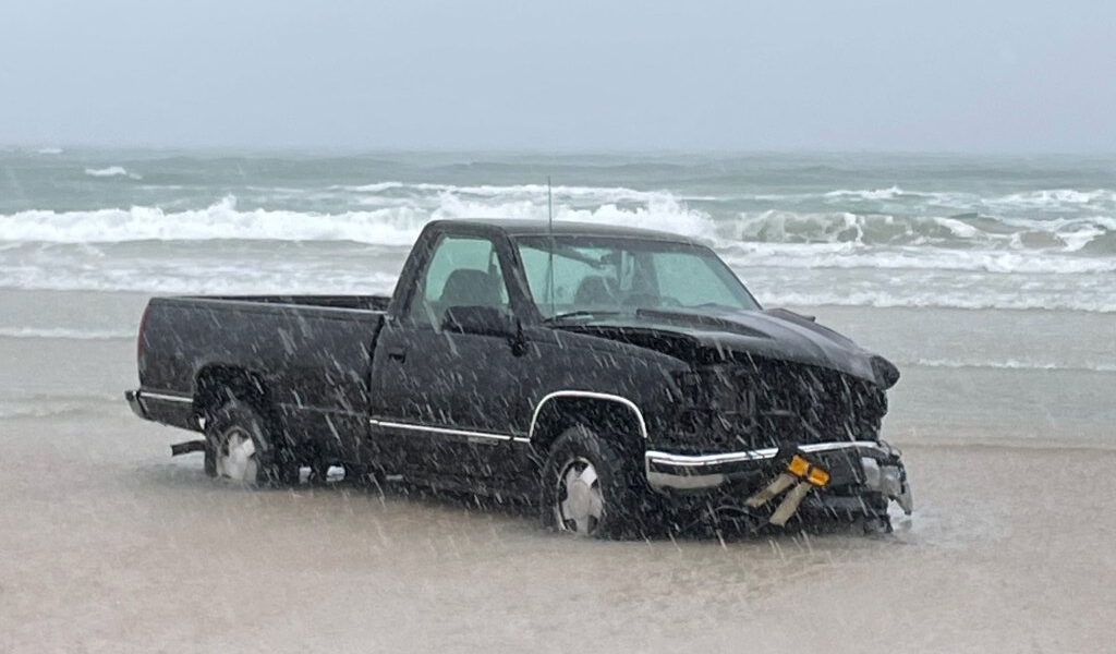 Mujer muere cuando un camión choca contra el peaje de una playa, dice el sheriff de Volusia
