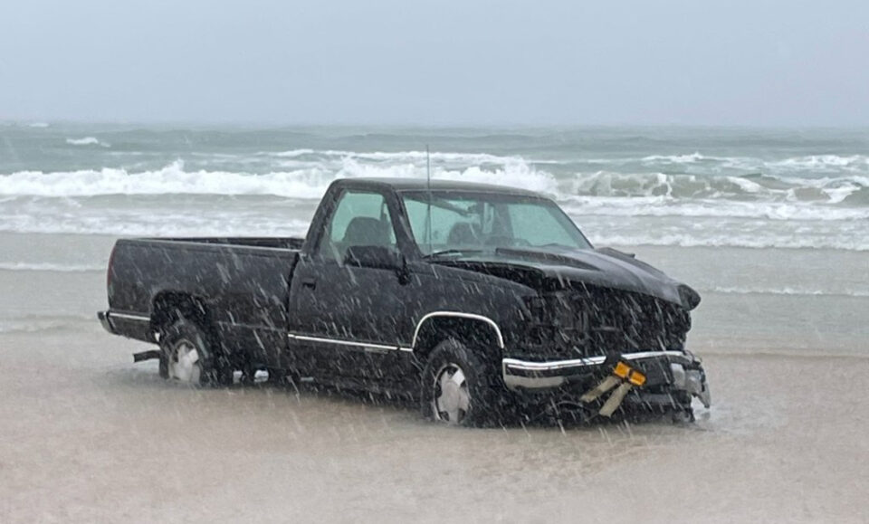 Mujer muere cuando un camión choca contra el peaje de una playa, dice el sheriff de Volusia