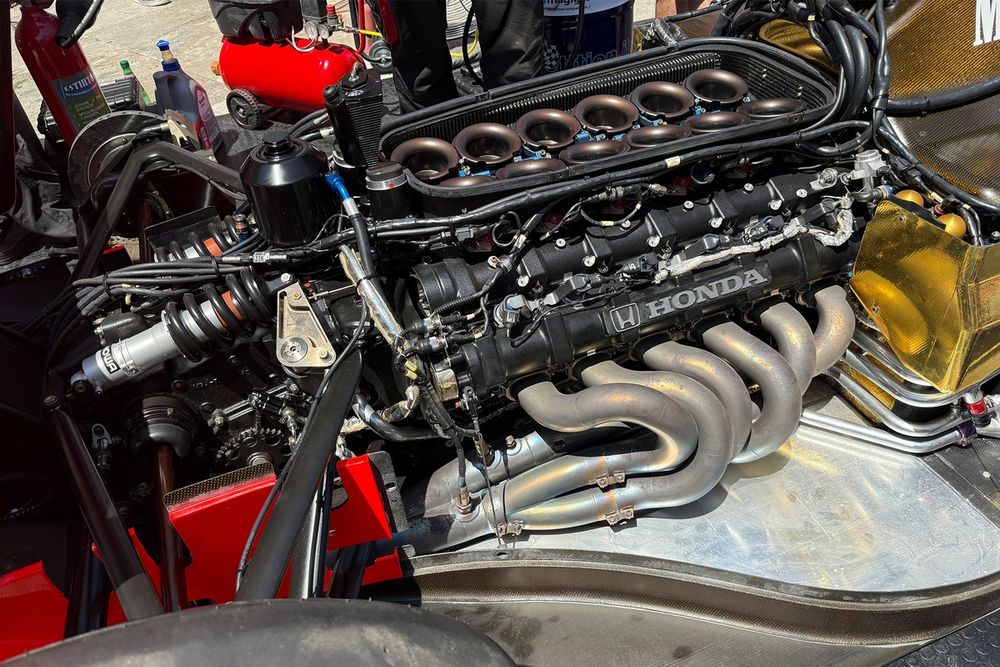 Il motore Honda V12 della McLaren MP4/7B acceso ad Ascoli Piceno